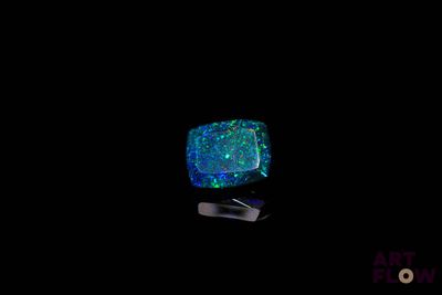 une photo d'une bague sertie d'un opale de feu bleue et verte
