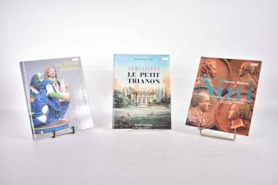 trois livres posés sur une table