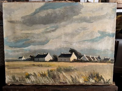 un tableau représentant un champ avec des maisons en arrière-plan