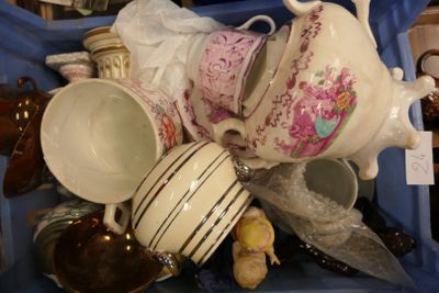 une pile de théières et de tasses dans une poubelle