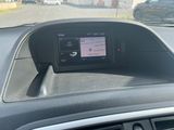 le tableau de bord d'une voiture, avec un écran numérique au centre