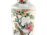 un vase blanc orné d'un oiseau et de fleurs