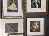 Trois photos encadrées représentant une femme en robe blanche sont accrochées au mur.