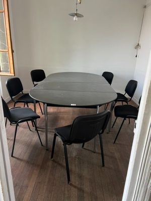 une table et des chaises dans une pièce avec un parquet