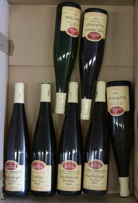plusieurs bouteilles de vin dans une caisse sur la table