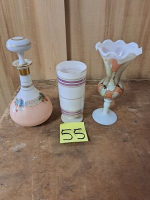 deux vases et un bougeoir posés par terre