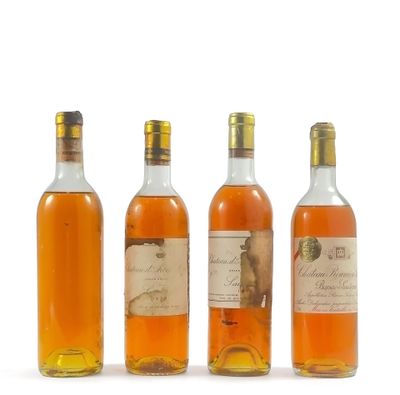 trois bouteilles de vin sont alignées sur une surface blanche