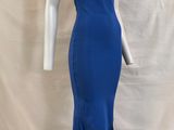 une robe bleue sur un mannequin, un mannequin, un mannequin, un mannequin, un mannequin, un mannequin, un mannequin, un mannequin, un mannequin