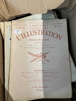 une pile de livres posée sur une boîte en carton
