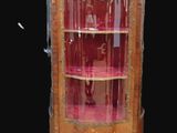 une armoire en bois munie d'une porte vitrée