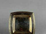 assiette en argent et plaquée or, ornée d'un motif carré