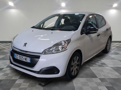 la petite voiture blanche est garée sur un carrelage à carreaux