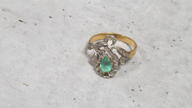 Bague deux ors 750‰, sertie d’une pierre verte et de diamants (ma...