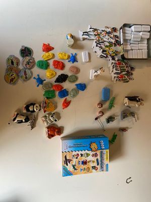 une table sur laquelle se trouvent tout un tas de jouets et un livre