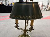 une lampe posée par terre dans la pièce