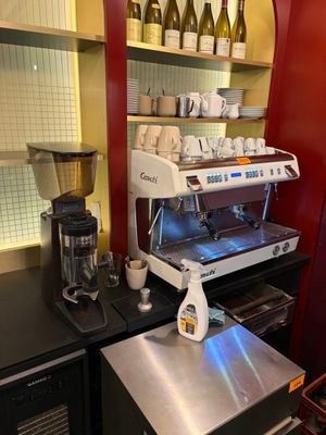 une machine à café posée sur un comptoir dans une cuisine