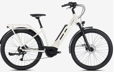 un gros plan d'un vélo électrique blanc équipé d'une selle noire