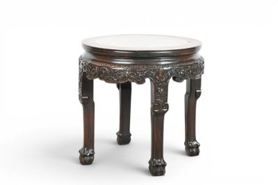 une vieille table en bois avec un plateau en marbre sur fond blanc