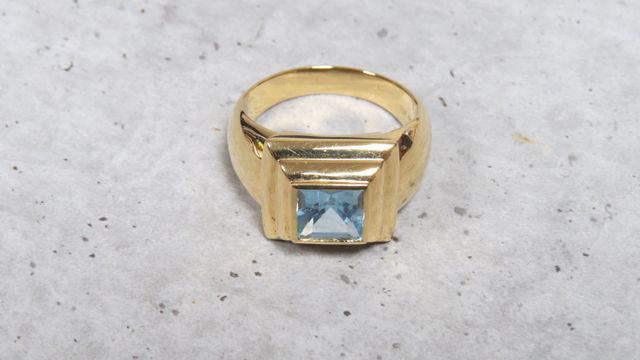 Bague en or jaune 750 millièmes ornée au centre d'une topaze bleu...