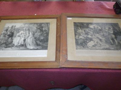 deux photos encadrées sur une table avec une nappe rouge
