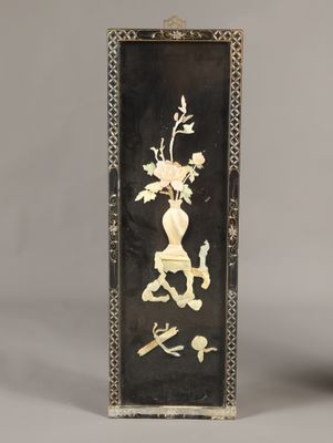 deux vases remplis de fleurs, posés l'un à côté de l'autre sur une table