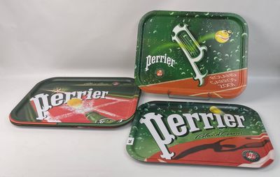 trois plateaux de canettes de Perrier ornés d'un motif vert et rouge
