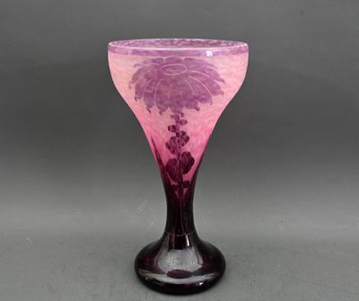 Le Verre Français - Grand vase à corps évasé sur piédouche en verre ma