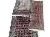 trois tapis de couleurs et de motifs différents posés sur un fond blanc