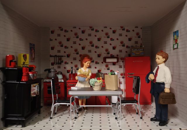 Diorama. Composition miniature, dans une vitrine en bois, vitre e...