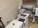 une image d'une machine qui se trouve dans une pièce