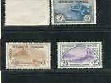 six timbres différents, de couleurs et de tailles variées, sur un fond noir