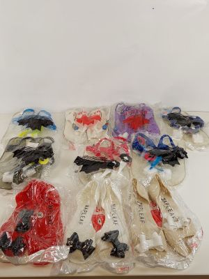 de nombreux types de chaussures, rangées dans des sacs posés sur la table