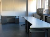 une longue table au milieu d'une pièce vide