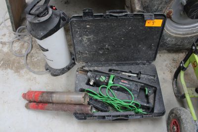 une boîte à outils qui contient tout un tas d'outils