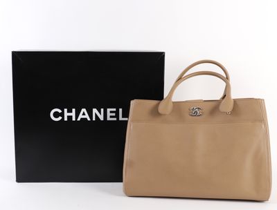 sac cabas Chanel en cuir beige