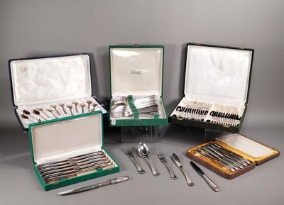 plusieurs types d'argenterie dans un coffret posé sur une table