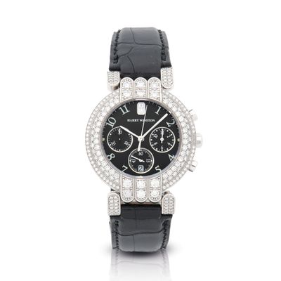 un gros plan d'une montre-bracelet sertie de diamants sur fond blanc