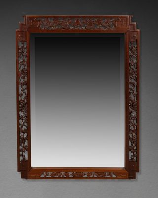 un miroir chinois ancien sculpté, avec un cadre en bois