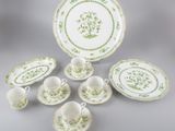 un ensemble de plats et de tasses en porcelaine verte et blanche