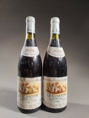 deux bouteilles de vin posées sur une table l'une à côté de l'autre