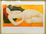 une image représentant un tableau où l'on voit une femme allongée sur un fond orange