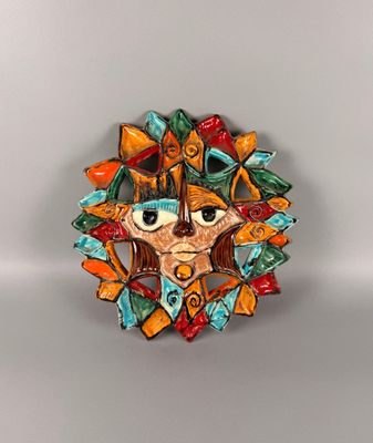 une photo d'une sculpture en céramique représentant une haie