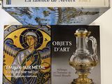 des livres et un vase posés côte à côte sur une table