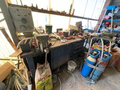 un établi avec de nombreux outils