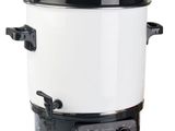 un gros plan d'une cafetière en noir et blanc sur fond blanc