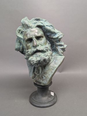 sculpture représentant la tête d'un homme barbu, posée sur un socle