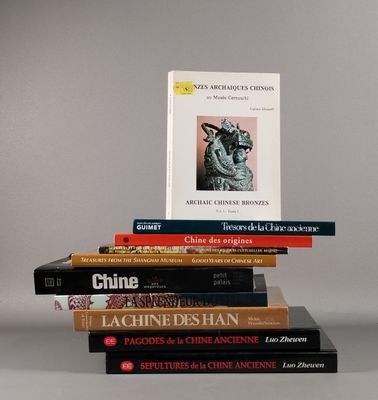 plusieurs livres sont empilés sur une table