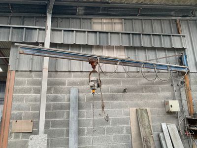 une grue suspendue au plafond d'un bâtiment