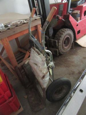 une photo d'un chariot élévateur garé dans un garage