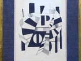 un dessin en noir et blanc représentant un motif abstrait, dans un cadre doré